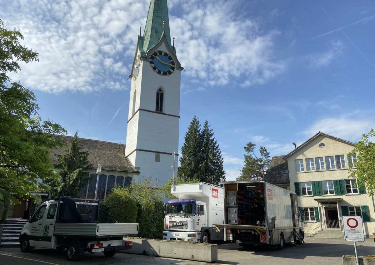 TV-Wagen vor ref. Kirche