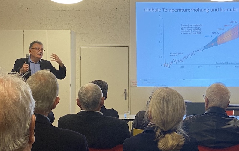 Prof. Bpulouchos beim Vortrag