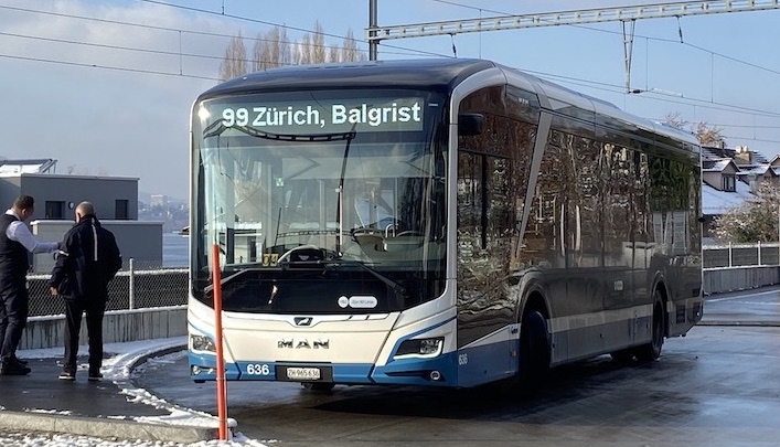 Bus 99 am Bahnhof Zollikon