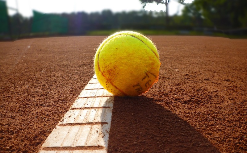 Tennisball auf Tennisplatz