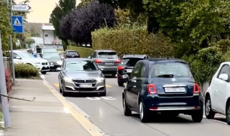Zumiker Strasse: Dichter Verkehr zu Stosszeiten, kein Trottoir auf der rechten Strassenseite (Foto: zvg)
