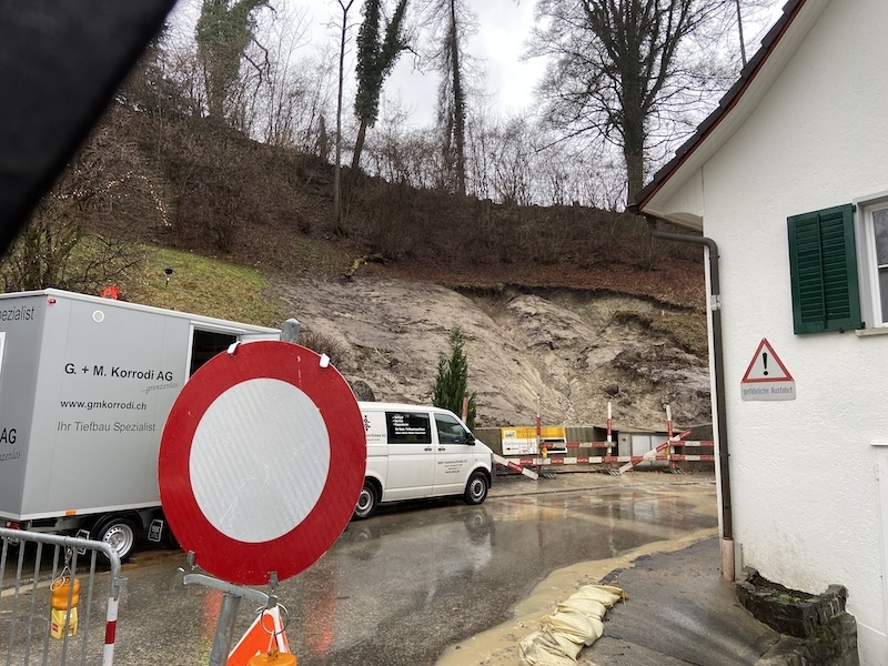 Strassensperrung bei der Trichti wegen Erdrutsch