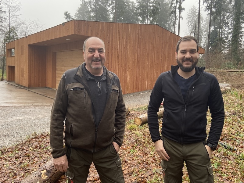 Marc Bodmer mit seinem Vater Arthur vor dem neuen Forsthaus im Feufbüel