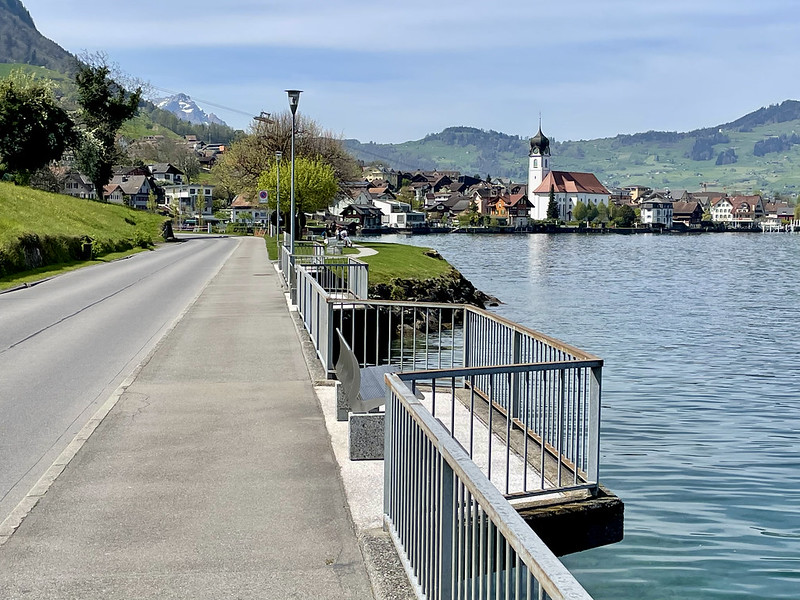 Beckenrieds Pfarrkirche markiert das Wanderziel