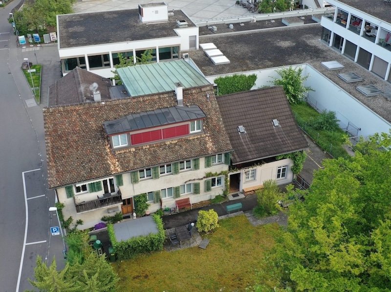 Alte Landstrasse 93/95, dahinter die Migros und der Dorfplatz (Foto: Adrian Michael)