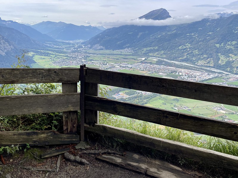 Blick vom Fadärastein auf Landquart (rechts der Mitte). Hinten der Haldensteiner Calanda