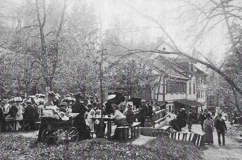 Die Gartenwirtschaft in der «Trichti» um 1900 (Foto: Zolliker Ortsmuseum)