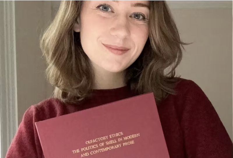 Ally Louk mit ihrer Doktorarbeit und dem verhängnisvollen Titel (Foto: zVg)