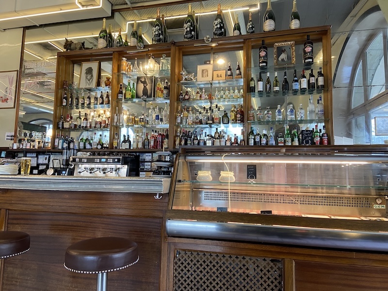Aufwärmen in der schönen Bar des Volkshauses