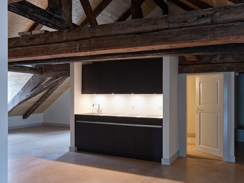 Elegantes Design mit alten Deckenbalken