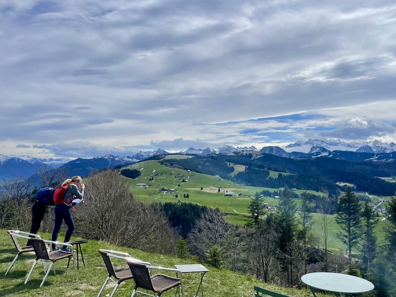 Auf dem Etzel mit Blick zum Stöcklichrüz und den Glarner Alpen