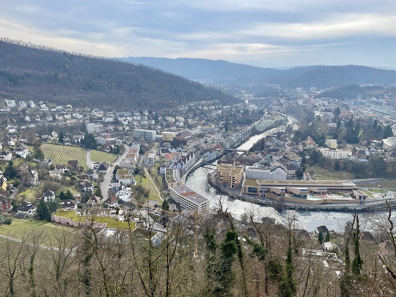 Auf dem Hertenstein-Chänzeli. Unten die Limmat, die Ennetbaden (links) von Baden trennt. Zur Linken der Lägernkamm