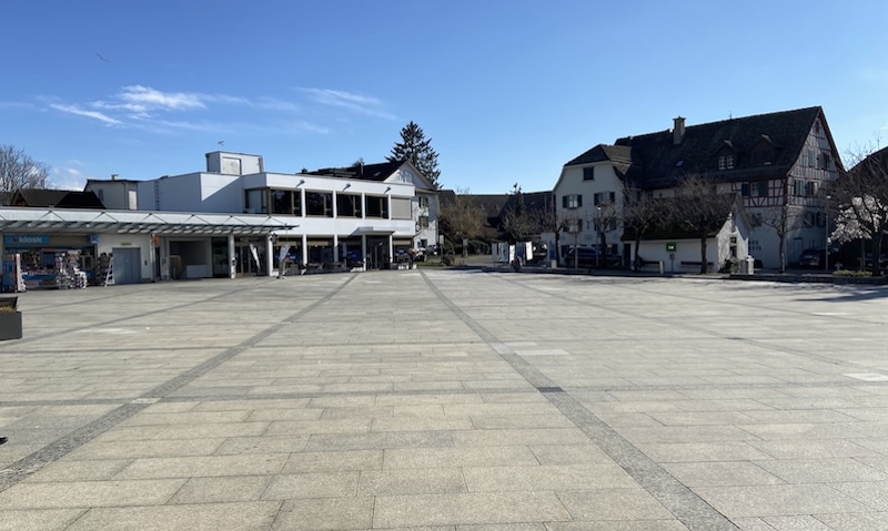 Heisser Deckel: der Zolliker Dorfplatz (Fotos: ZN)