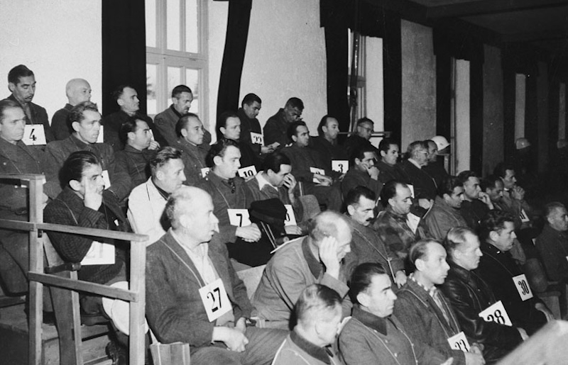 Angeklagte im Dachauer Prozess (Foto: Historisches Lexikon Bayerns)