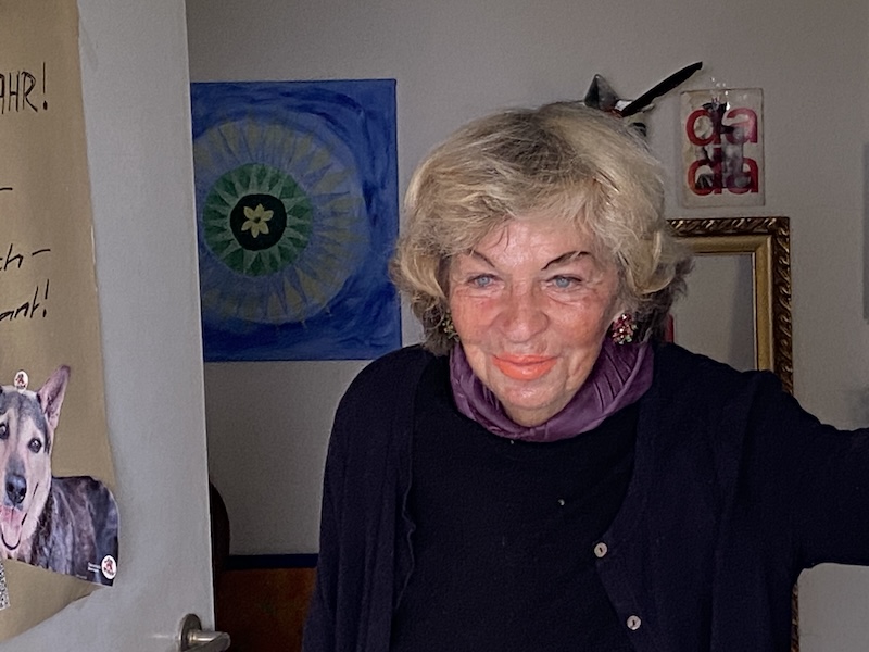 Beatrice Landert in ihrer Wohnung im Zollikerberg (Foto: ZN)