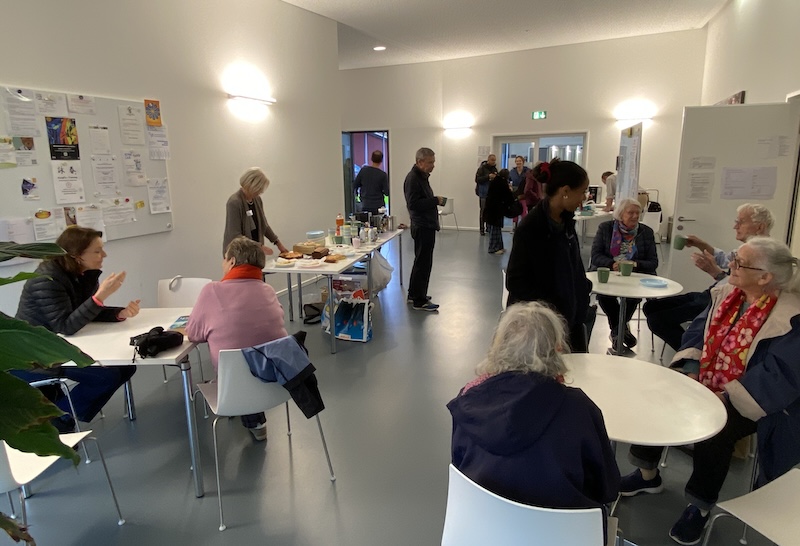 Warten und plaudern bei Kaffee und Kuchen