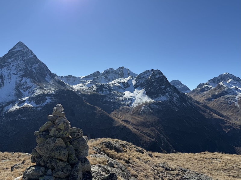 Auf dem Cho dal Buoch: Links der eindrückliche Piz Ot und ganz hinten der Piz Güglia
