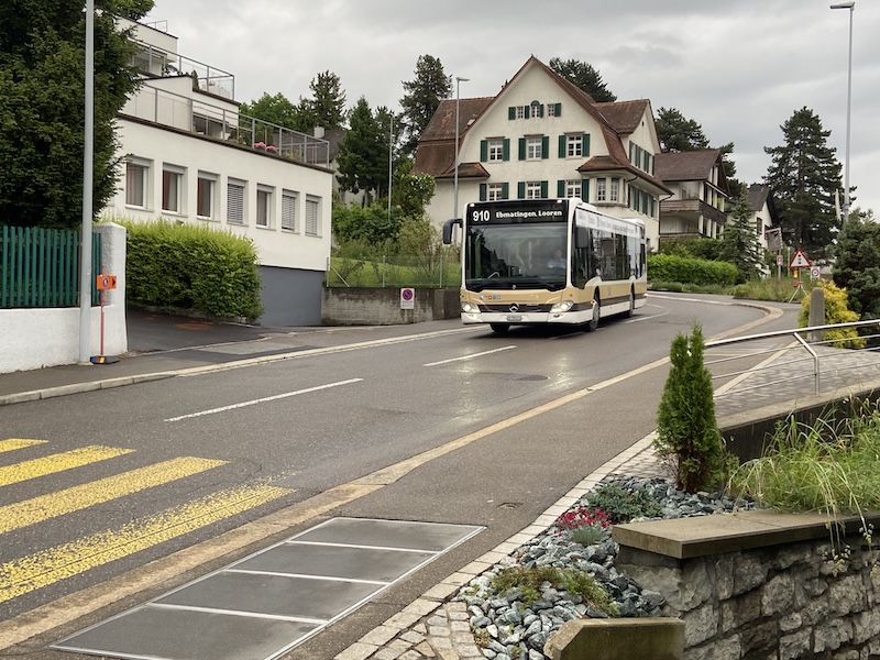 Bus 910 beim Bahnhof Zollikon (Foto: ZN)