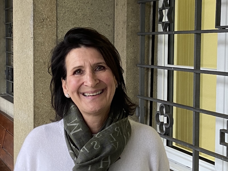 Finanzvorsteherin Sylvie Sieger vor dem Gemeindehaus (Foto: ZN)