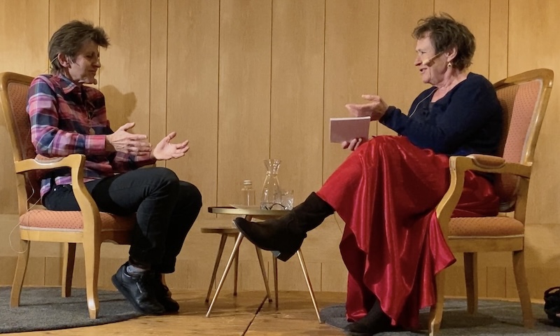 Doris Hürzeler mit Barbara Lukesch (Foto/Video: ZN )