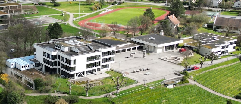 Buechholz mit Aula, rechts der Mitte, und Gebäude mit Schulküchen, ganz rechts (Foto: Adrian Michael)