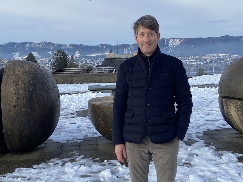 David Sarasin auf dem Buechholz-Pausenplatz (Foto: ZN)