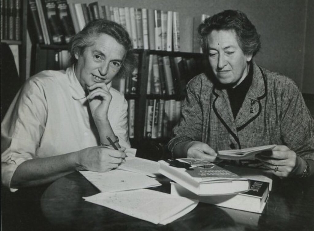 Selma und Luise Steinberg in ihrem Zolliker Verlag (Foto: Schweizerisches Literaturarchiv)