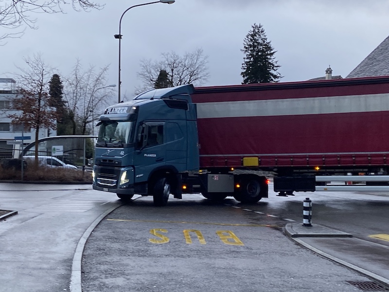 Pech gehabt: LKW muss auf Bergstrasse wenden (Fotos / Video: ZN)
