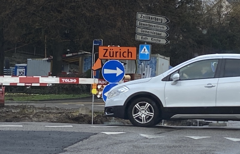 Erschöpfter Wegweiser Richtung Zürich