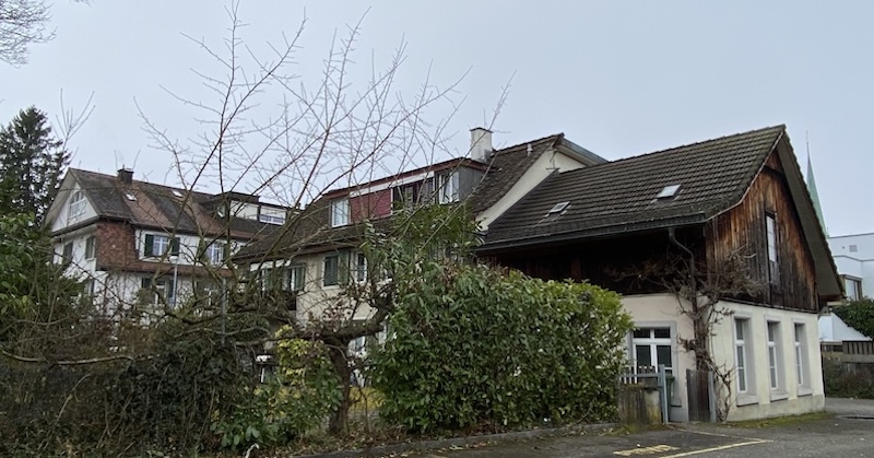 Tor zum Dorf: die Häuser alte Landstrasse 93/95 (vorne) und 100 (Foto: ZN)