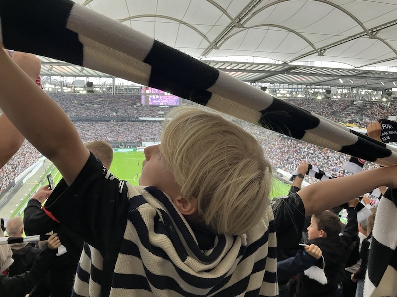 Lou Heller an seinem ersten Bundesligaspiel mit Eintracht-Fanschal und Trikot