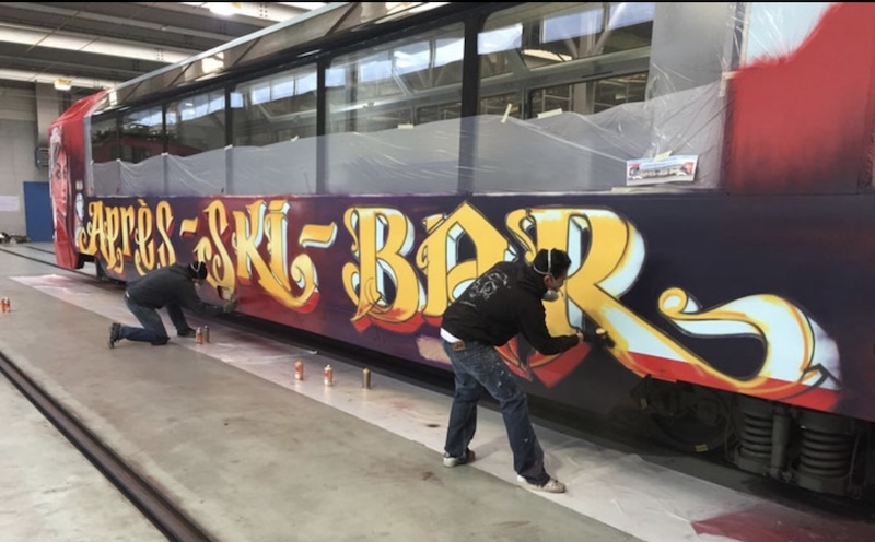 Hohl (rechts) bei er Arbeit am Glacier-Express-Barwagen