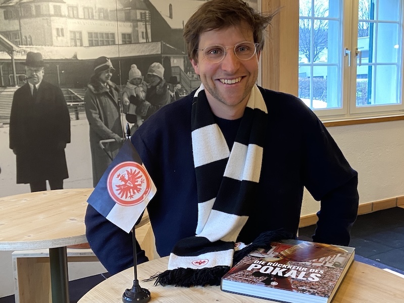 Bruno Heller mit Fanschal, Fähnchen und Bildband zum Pokalsieg gegen Bayern (Foto: ZN)