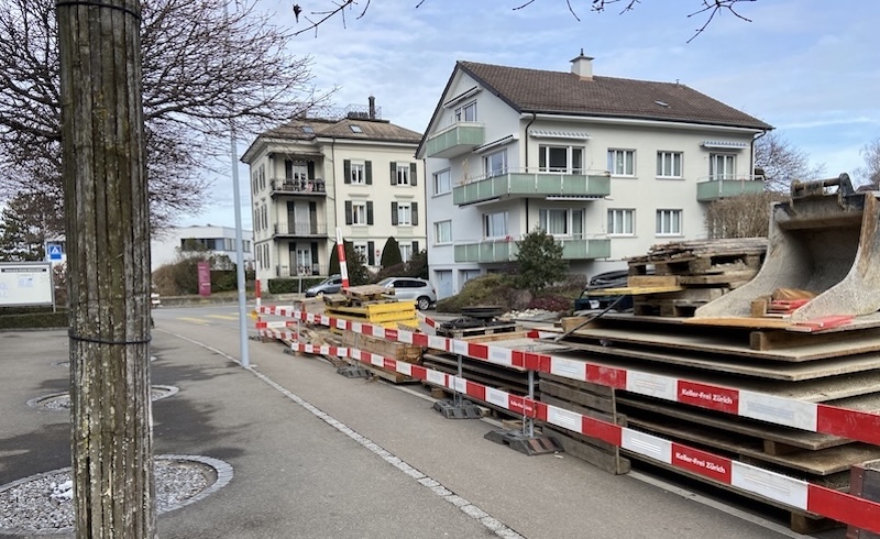 «Casa Vitale» (im Hintergrund links), Materiallager Baustelle (Foto: ZN)