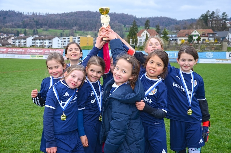 Stolze Zolliker Fussballmädchen mit dem ersten Pokal (Fotos: Tim Boin)