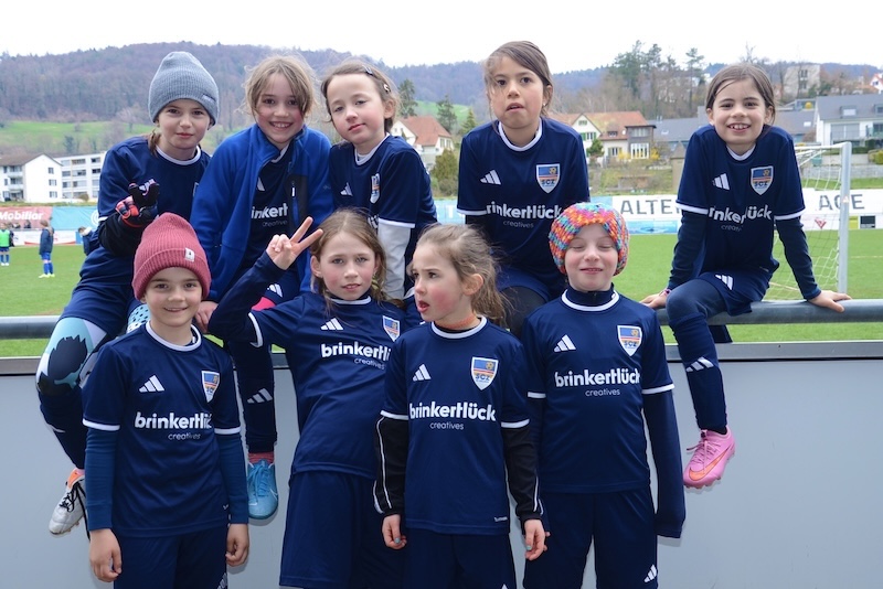 Hinten: Jeta, Clara A., Anna, Eleonora, Valentina; vorne: Clara T., Kajsa, Milou, Pheline
