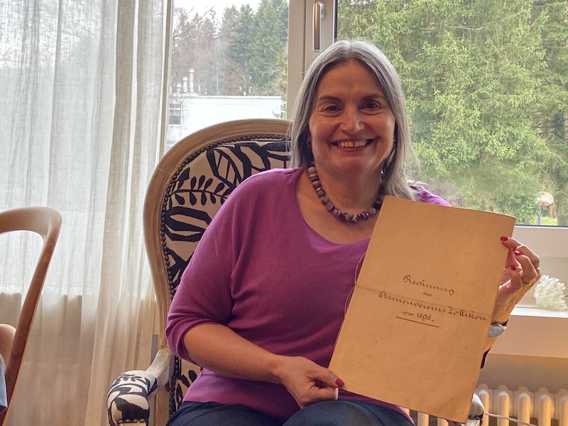 Marie-Madeleine Matter mit einer Rechnung aus dem Jahr 1895 (Foto: ZN)