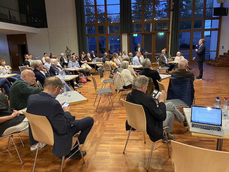 Überwiegend älteres Publikum im Gemeindesaal (Foto: ZN)