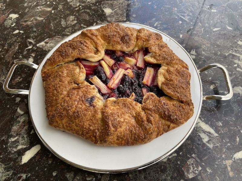 Hocharomatisch: Rhabarber-Heidelbeer-Galette (Foto: ZN)
