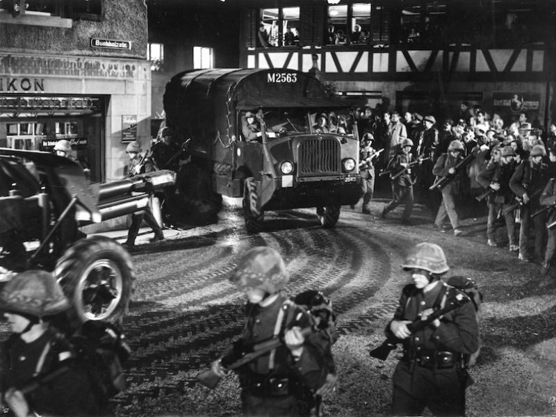 Filmszene vor dem «Rössli» in Zollikon (Foto: SRF)