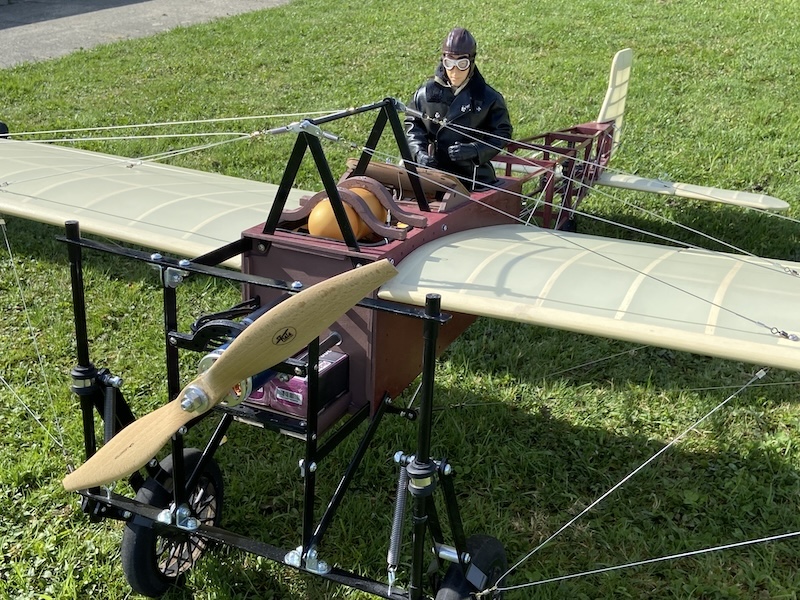 Fliegender Kinderwagen: die Blériot XI mit 180 cm Spannweite (Fotos/Video: ZN)