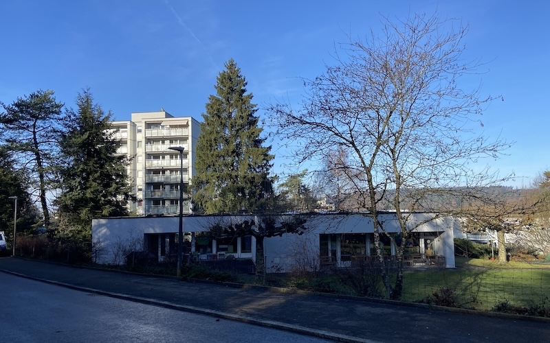 Standort für neue Alterswohnungen, hinten ein bestehendes Hochhaus (Foto: ZN)