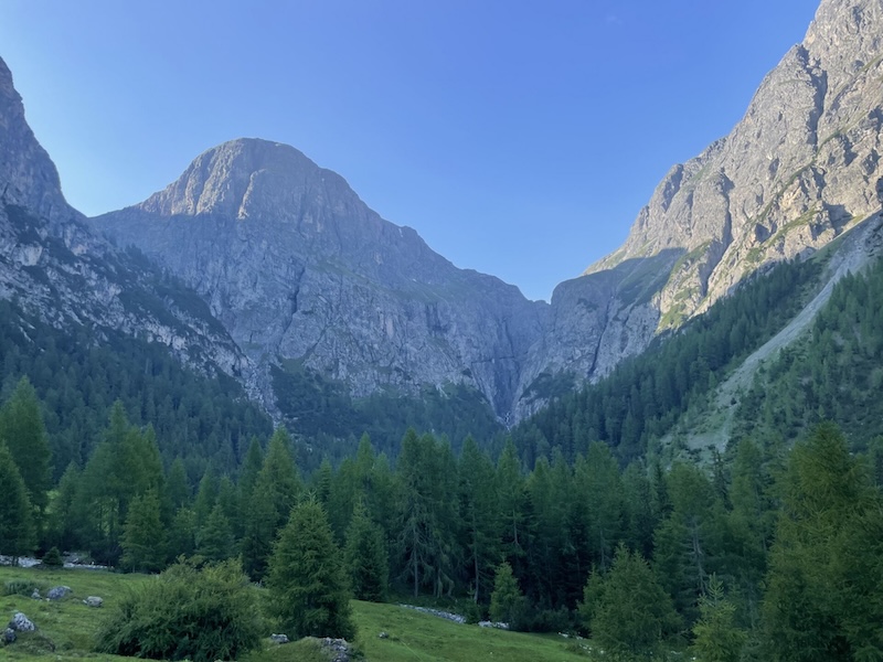 Die Wände des Piz da Gliasen und die Schlucht scheinen unüberwindbar