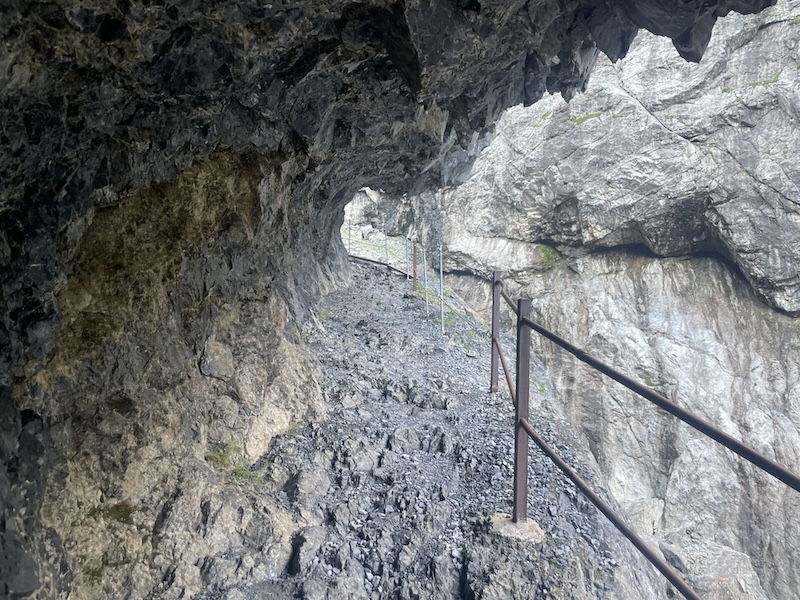 09_Fünf Eindrücke des mit brachialer Gewalt aus dem Berg gehauenen Pfads