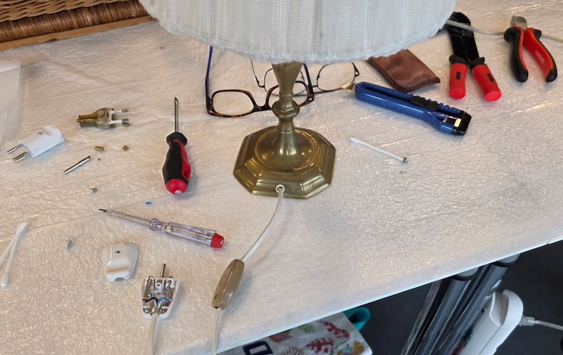 Bei dieser Lampe lag es am Wackelkontakt im Stecker