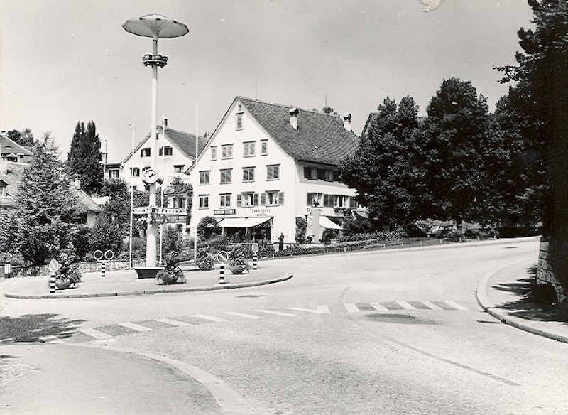 Dufourplatz 1957 mit «Regenschirm» und Uhren (Fotos: Zolliker Jahrheft)