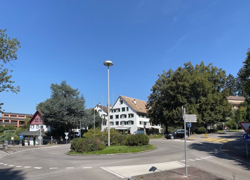 Dufourplatz 2022 mit «Storchennest», ohne Uhren und Wegweiser