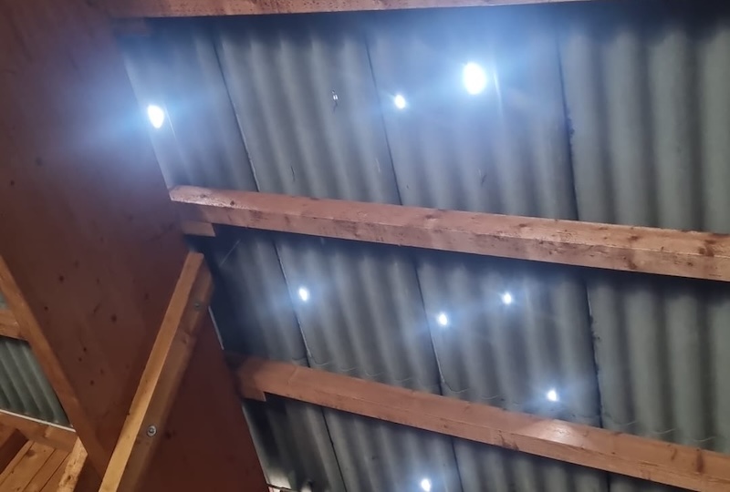 Einschlaglöcher im Eternitdach