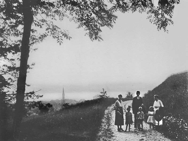 Eine Zolliker Familie um 1921 beim Spaziergang auf der Allmend (Foto/Illu: Zolliker Ortsmuseum)